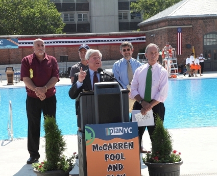 Borough President Marty Markowitz at podium surrounded by (left to right) Community Board 1 District Manager Gerald Esposito; NYC Parks & Recreation Commissioner Adrian Benepe, Open Space Alliance Chair Steve Hindy and Mayor Michael R. Bloomberg. Photo by Kathryn Kirk
