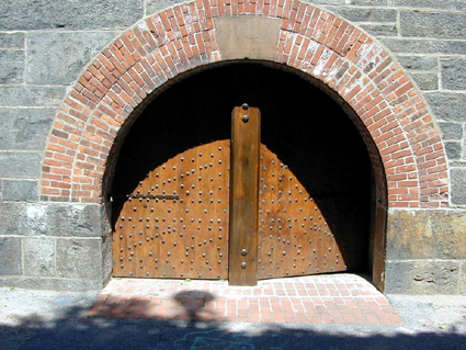 Fort_Hamilton_Old_Door.jpg
