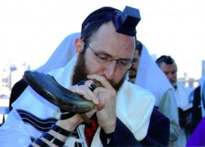 Rabbi%20Raskin%20blows%20the%20shofar.jpg