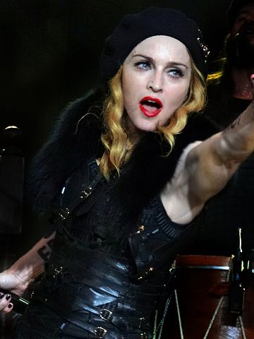 Madonna_à_Nice_17_edit.jpg