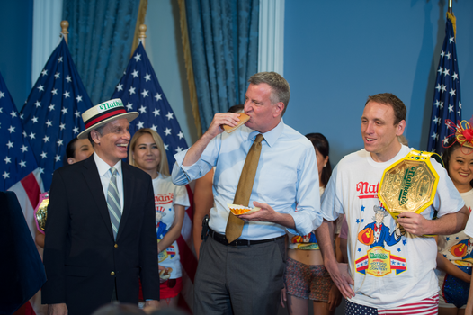 De Blasio helps out at the Nathan's weigh in
