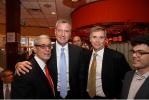 Mayor Bill de Blasio and friends at Junior's. Eagle photo by John Calabrese