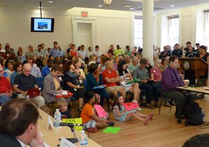 Brooklyn Bridge Park’s Community Advisory Council (CAC) meeting is set for Tuesday night in Brooklyn Heights. Shown: A crowd at a previous BBP meeting in August. Photo by Mary Frost