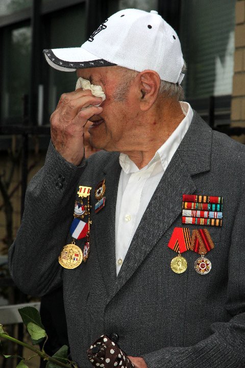 A veteran overcome with memory. Photo by Mario Bulluomo