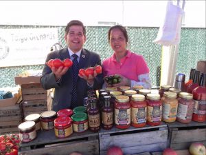 Councilmember Vincent Gentile and Tina Lei of Toigo Orchard display tomatoes and cucumbers. Eagle photos by Paula Katinas