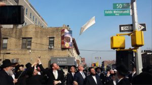 With help from Borough Park community leaders, Councilmember David G. Greenfield unveils the new street sign honoring Rabbi Weissmandl. Photo courtesy of Greenfield’s office