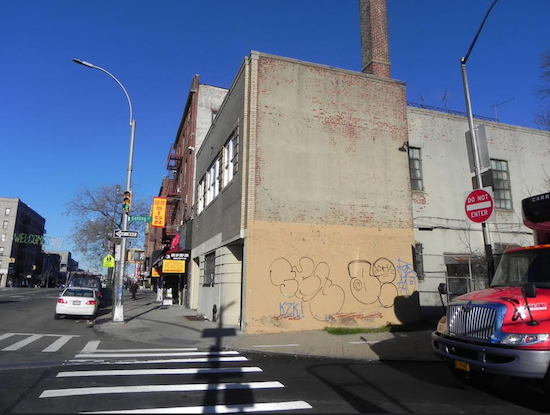 The proposed site has raised concerns because of its location next to the 86th Street exit of the Gowanus Expressway. Eagle photo by Paula Katinas
