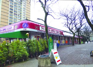 Shareholders of Whitman Owner Corp. in Brooklyn Heights voted Jan. 15 against allowing the board to investigate the sale of their Pineapple Walk property to a developer. The parcel includes the Park Plaza Diner, a pet store, a beauty parlor, a toy store and 79 Green Apple Corp., commonly known as Peas n' Pickles grocery store, shown above.