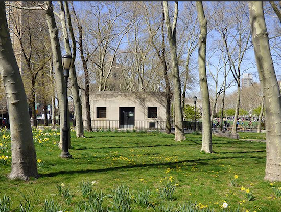 The Parks Department wants to turn this small parkhouse in Cadman Plaza Park into a café. A Parks representative will discuss the plan at a Community Board 2 meeting on April 18. Photo by Mary Frost