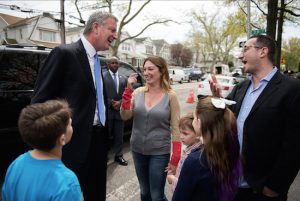 Mayor Bill de Blasio chats with Bay Ridge residents Maia and Gary Elfont prior to the press conference on Monday. Photo by Demetrius Freeman/Mayoral Photography Office