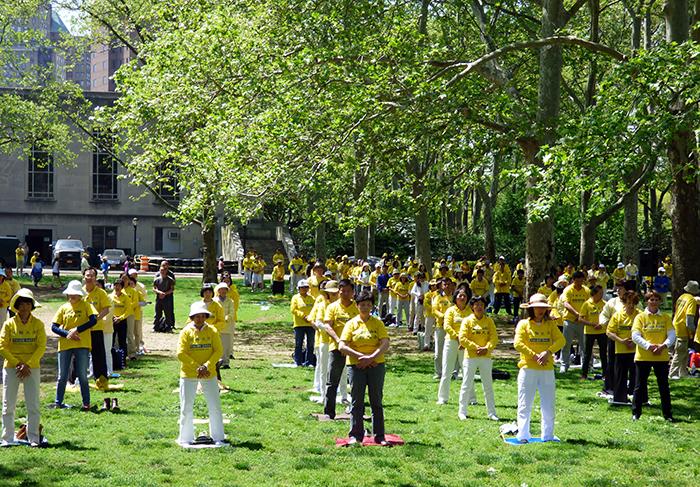 Falun Gong practitioners perform slow, meditative exercise in Cadman Plaza Park. Photo by Mary Frost