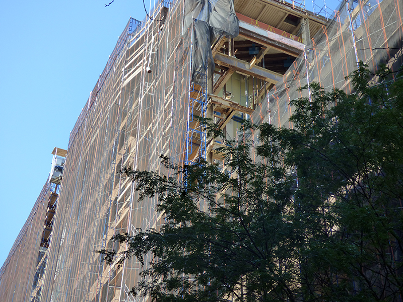 Demolition continued at the former Long Island College Hospital (LICH) site in Cobble Hill on Thursday following an incident on Wednesday when falling bricks injured two workers. Photo by Mary Frost