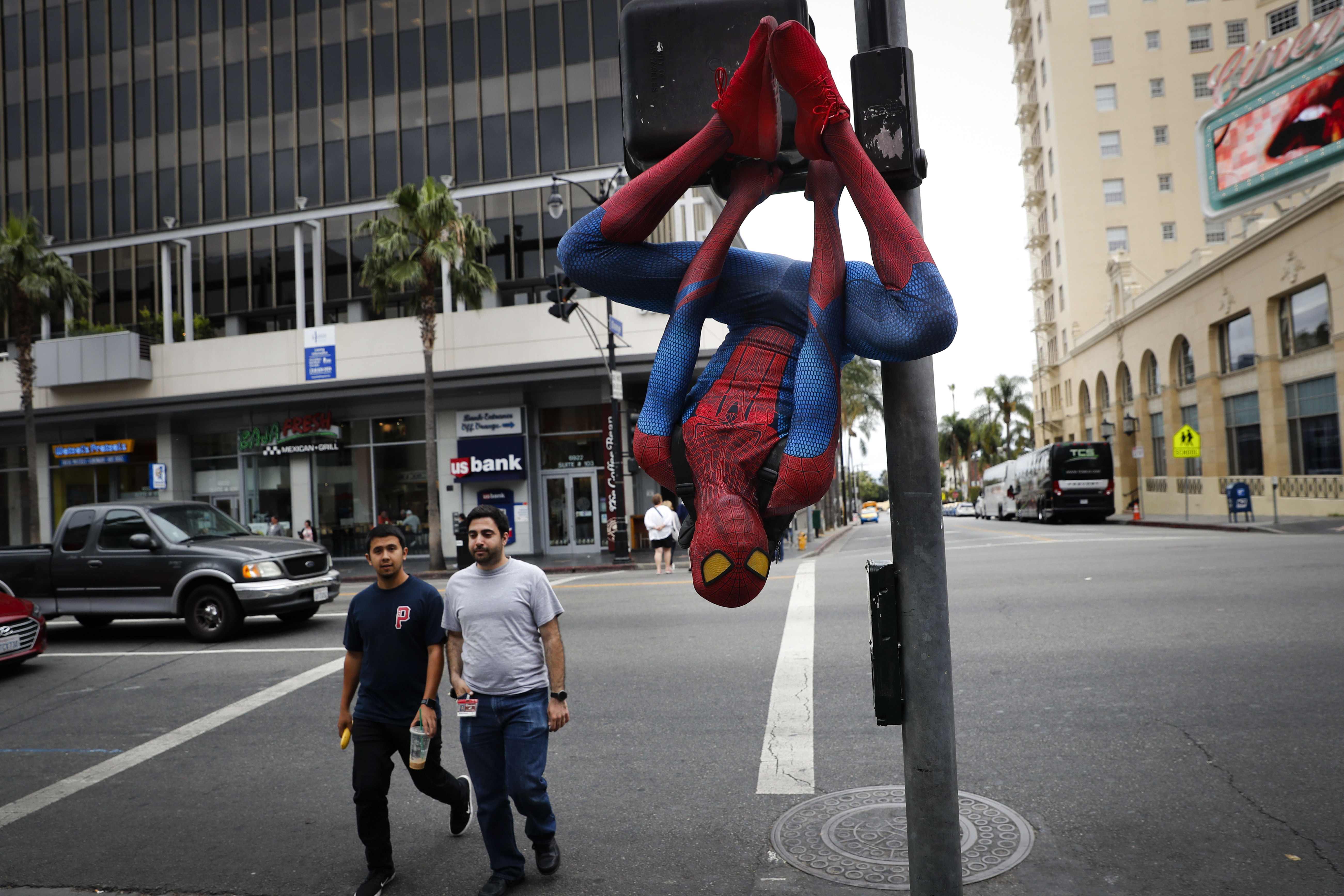 Мужчина вверх ногами. Человек паук верх ногами. Человек паук вниз головой. Человек паук висит. Человек паук вверх ногами.