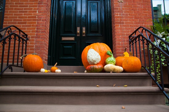 Brooklyn Heights houses traditionally decorated with pumpkins in October. Eagle photos by Liliana Bernal