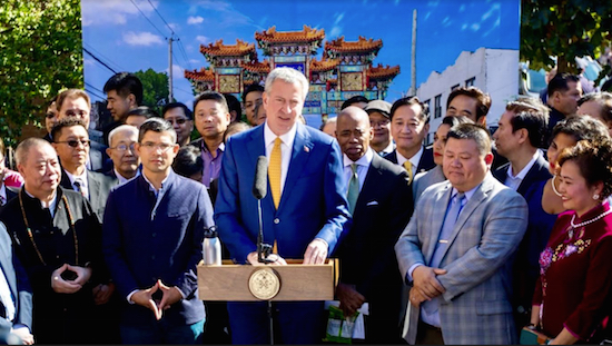 Mayor Bill de Blasio came to Sunset Park to announce plans to erect the Brooklyn Friendship Archway at the entrance to Chinatown in Sunset Park. Photo from www.flickr.com/nycmayorsoffice