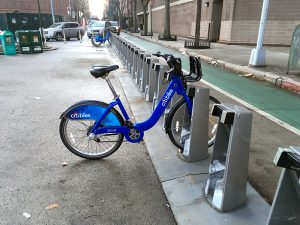 Almost all of the Citi Bikes were checked out of this docking station in Brooklyn Heights Monday morning. Now the city wants to bring in a new type of bike sharing service to the rest of Brooklyn and the other outer boroughs — one that doesn’t require docking stations. Eagle photo by Mary Frost