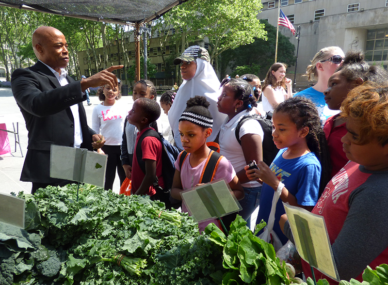 Brooklyn Borough President Eric Adams spread the gospel of healthy eating with students from Brownsville’s P.S. 327 at the Brooklyn Borough Hall Greenmarket on Tuesday. Photos by Mary Frost