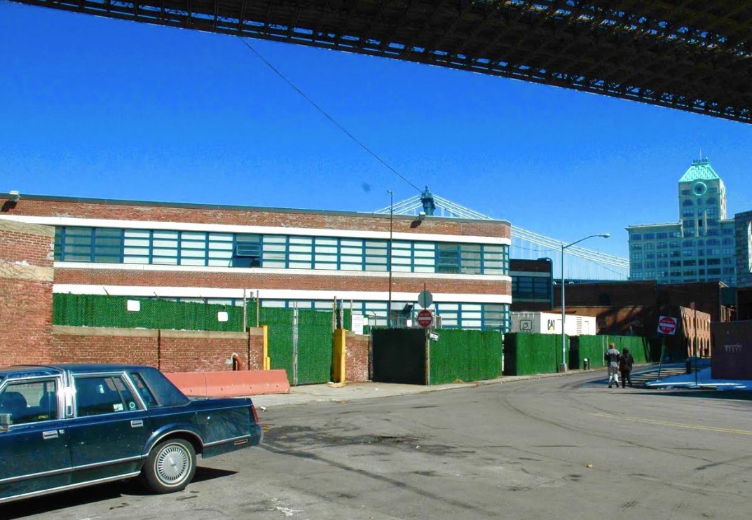 This 2005 photo shows the now-demolished Purchase Building, which stood on what is now the undeveloped Brooklyn Bridge Park site. Eagle file photo by Don Evans 