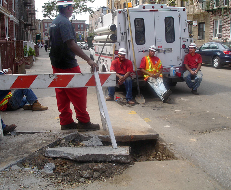 Numerous complaints about Verizon slow-walking repairs to landlines surfaced in Brooklyn Heights this summer. Consumer watchdogs say it’s part of a nationwide plan to rip out copper landlines and replace them with fiber and wireless. Shown: Verizon workers take a break while repairing damage from a tornado on 69th Street in 2007. Eagle file photo by Odelia-Bitton