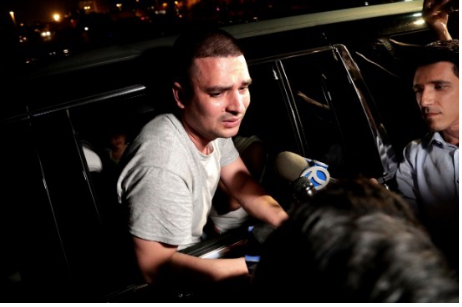 Pablo Villavicencio leans out of an SUV while talking to reporters after being released from the Hudson County Correctional Facility on July 24, 2018, in Kearny, N.J. Villvicencio was arrested on Friday after an alleged physical altercation with his wife. AP Photo/Julio Cortez