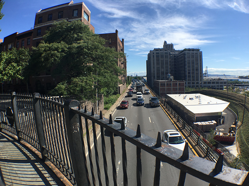 The Brooklyn Heights Association slammed Mayor Bill de Blasio for “blindsiding” the community by supporting a radical Brooklyn-Queens Expressway (BQE) reconstruction plan that would temporarily replace the Heights Promenade with a floating, six-lane highway. The highway would bring 153,000 vehicles a day, pictured on the BQE above, to the back doors of some of the most valuable real estate in Brooklyn. Eagle file photo