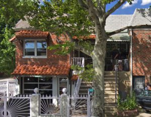 201 Onderdonk Ave., one of the buildings Isaac Schwartz allegedly helped facilitate a prostitution ring at. Image © 2018 Google Maps photo