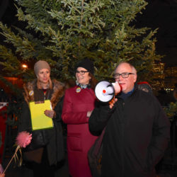 Right to left: Peter Bray, executive director of the Brooklyn Heights Association, and Susanna Furfaro and Amerika Williamson of the Brooklyn Heights Garden Club welcome the crowd.