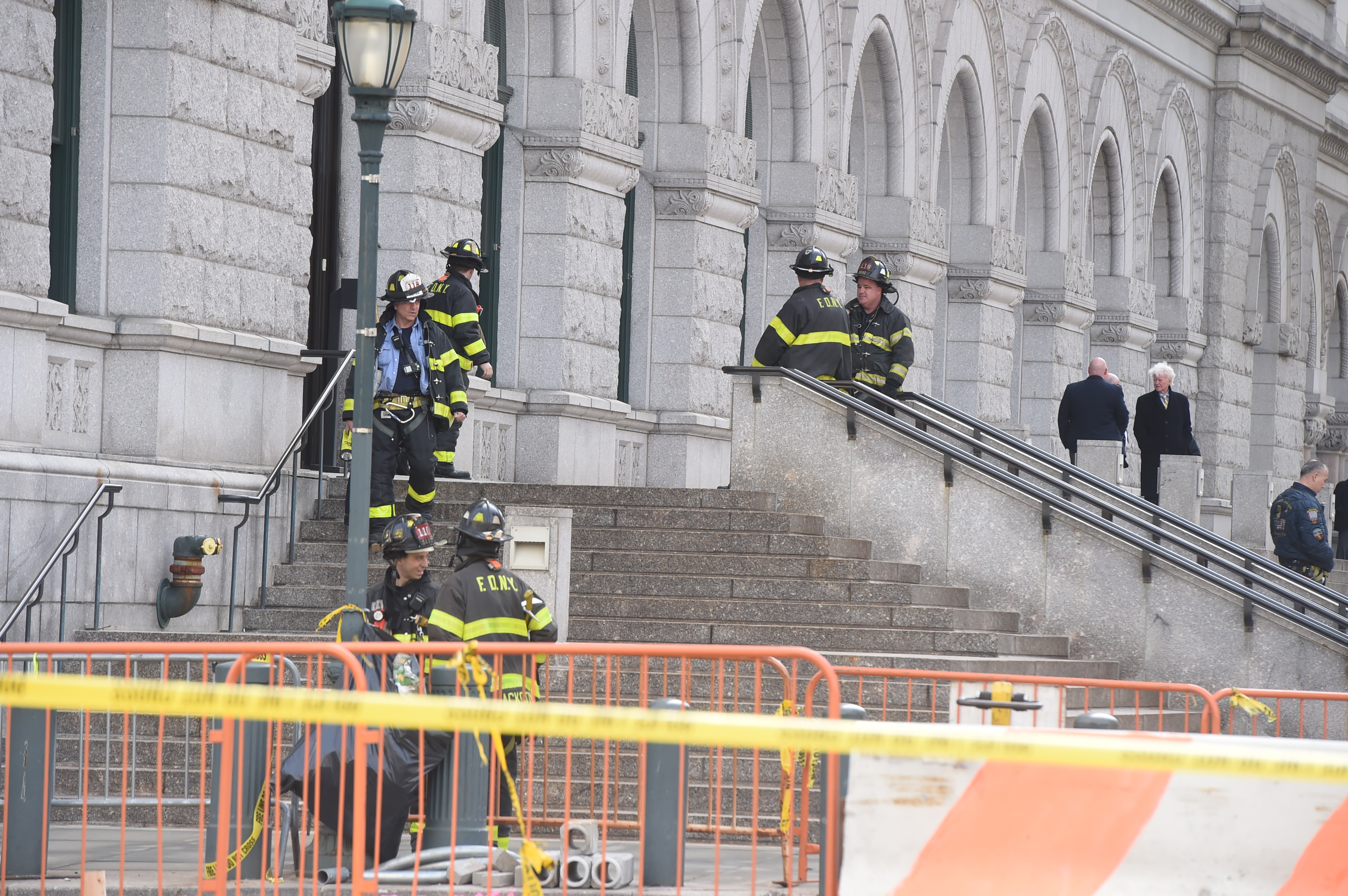 Firefighters block off the scene of a ruptured gas main in Downtown Brooklyn. Eagle photo by Todd Maisel