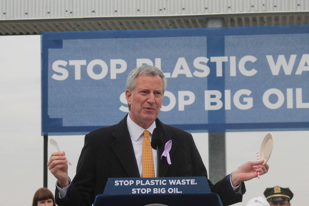 Mayor Bill de Blasio holds up alternatives to plastic products. Eagle photo by Jaime DeJesus