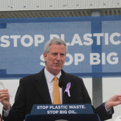 Mayor Bill de Blasio holds up alternatives to plastic products. Eagle photo by Jaime DeJesus