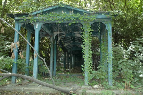 A genteel trellis was still standing on Admiral’s Row in 2005. Eagle file photo by Sarah Ryley