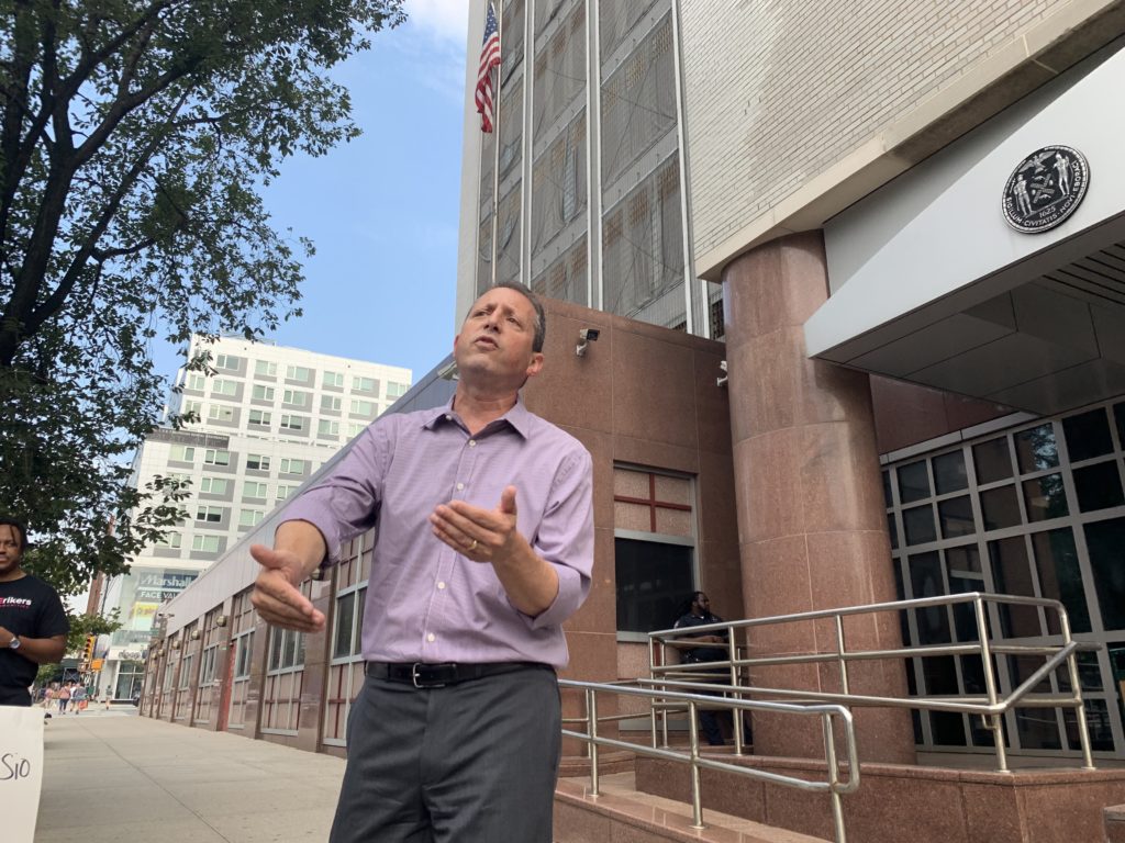 Brad Lander speaks with protesters outside the Brooklyn Detention Complex July 31, 2019. Eagle photo by Noah Goldberg