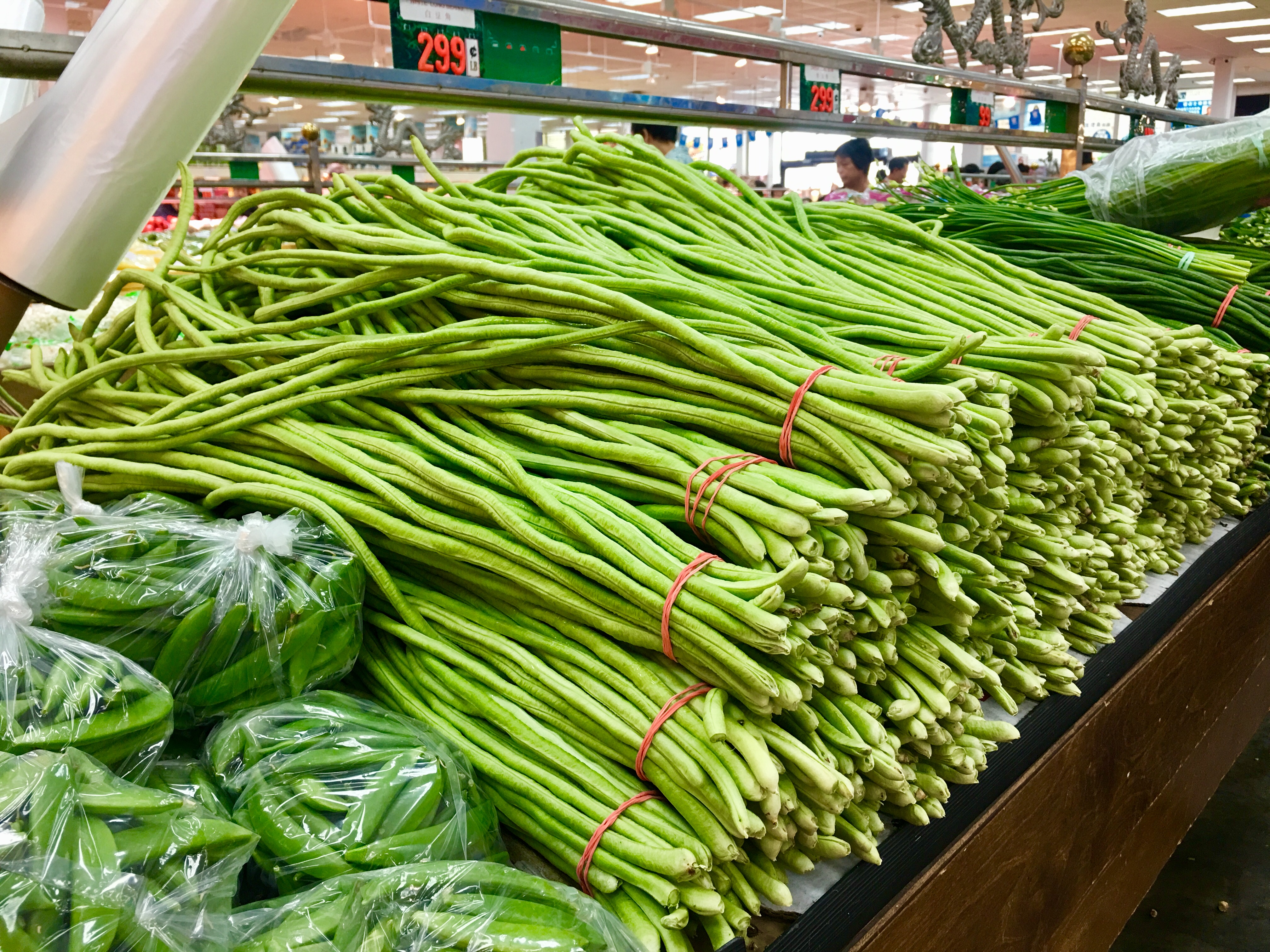 Eye-catching green beans at Fei Long Market. Eagle photo by Lore Croghan