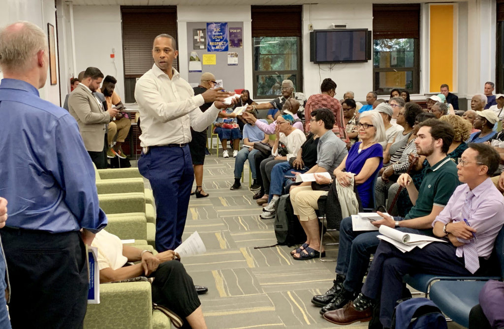 Assemblymember Walter Mosley questions MTA’s Andrew Inglesby about changes to the B38 and B54 buses in Clinton Hill at Wednesday’s town hall. Eagle photo by Mary Frost