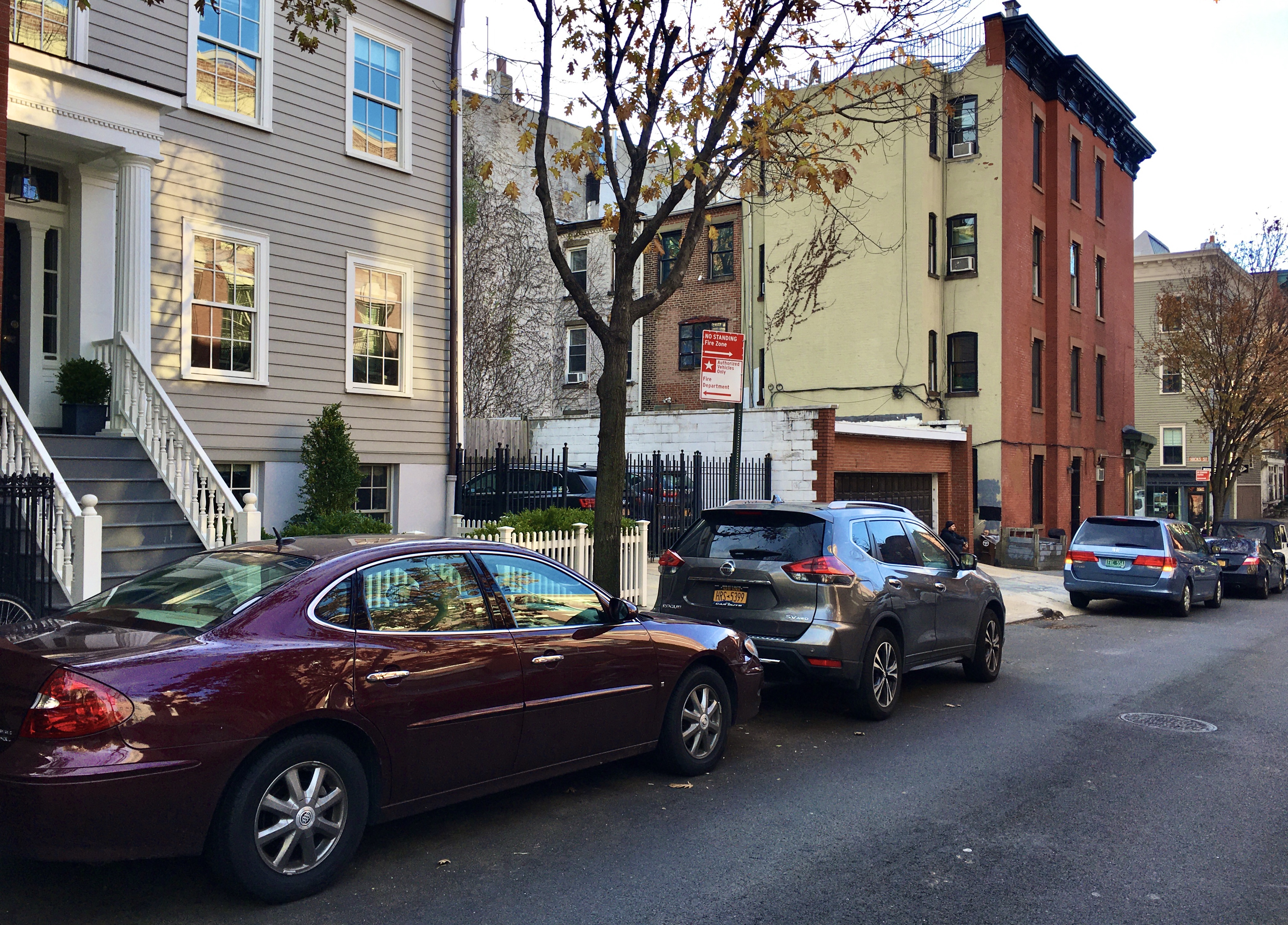 At left is the existing house at 56 Middagh St., with its parking lot where a new house will be constructed. Photo: Lore Croghan/Brooklyn Eagle