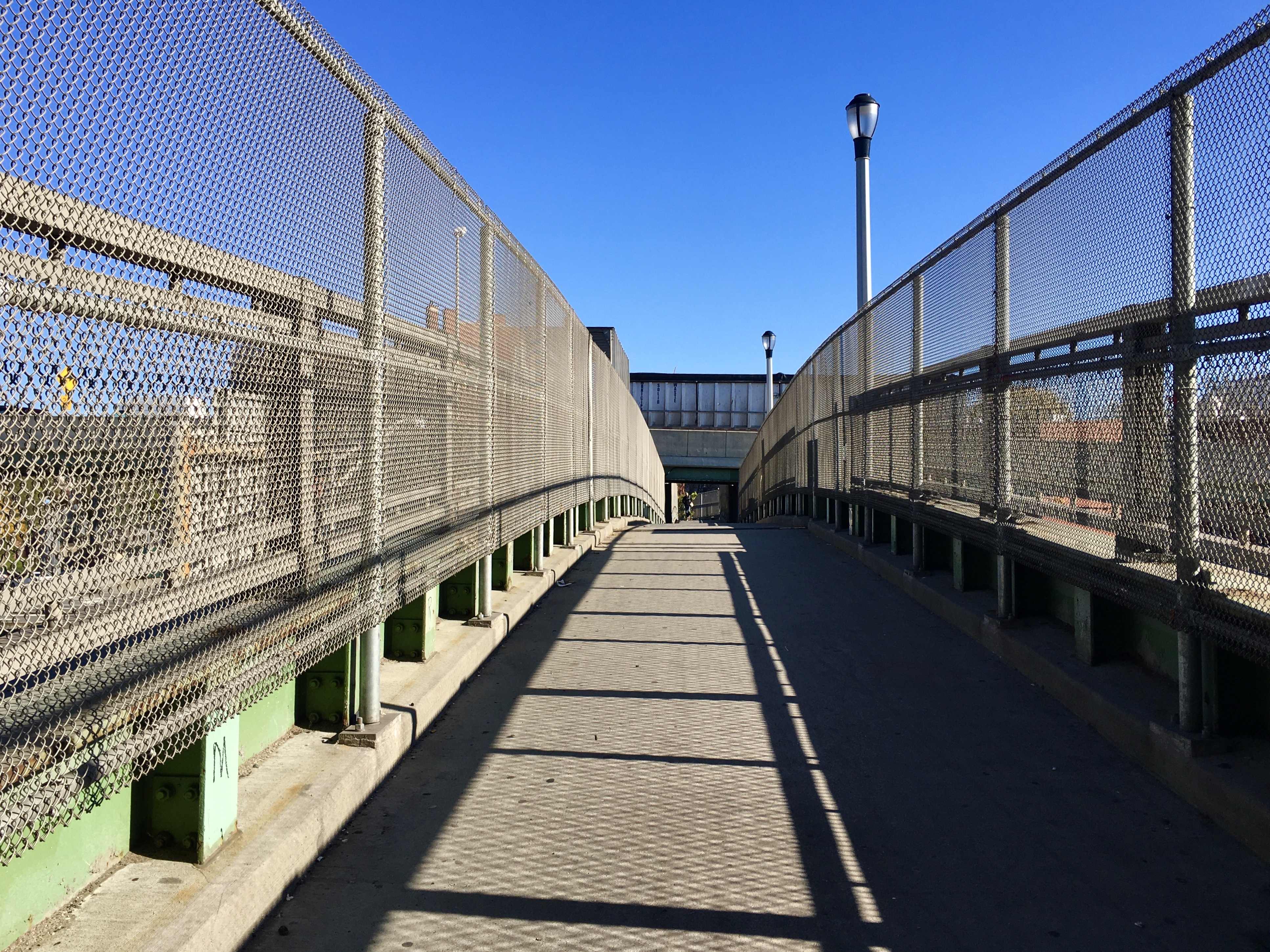 Did you know there’s a pedestrian overpass above the BQE that connects Red Hook and Carroll Gardens? Eagle photo by Lore Croghan