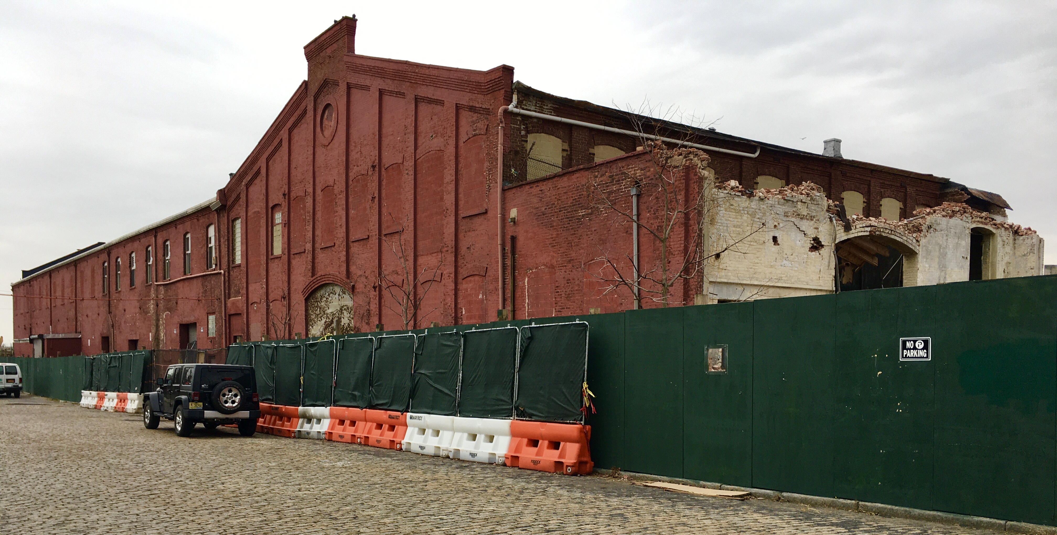 UPS halted the demolition of Red Hook’s Lidgerwood Building. Photo: Lore Croghan/Brooklyn Eagle