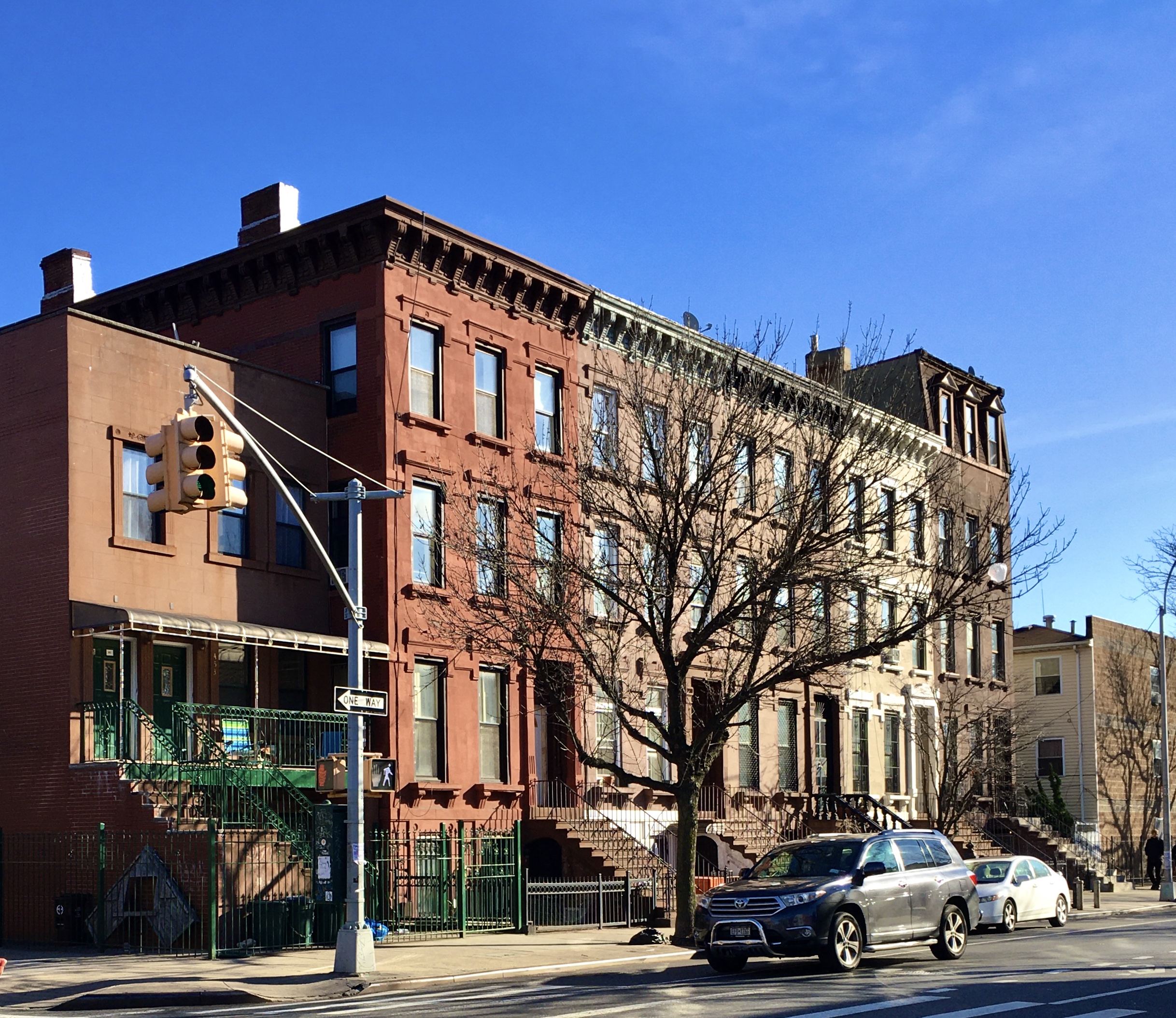 The afternoon light is lovely on this Classon Avenue block at the intersection of Gates Avenue. Photo: Lore Croghan/Brooklyn Eagle