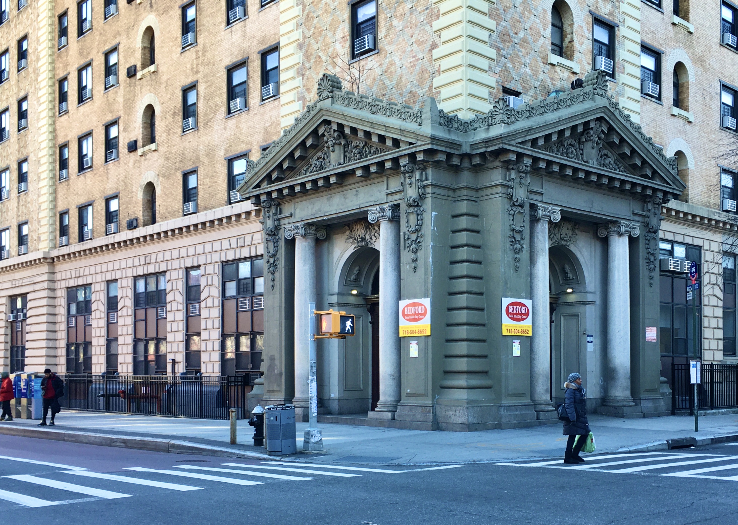 The corner entryway at 390 Nostrand Ave. is quite dramatic-looking. Photo: Lore Croghan/Brooklyn Eagle