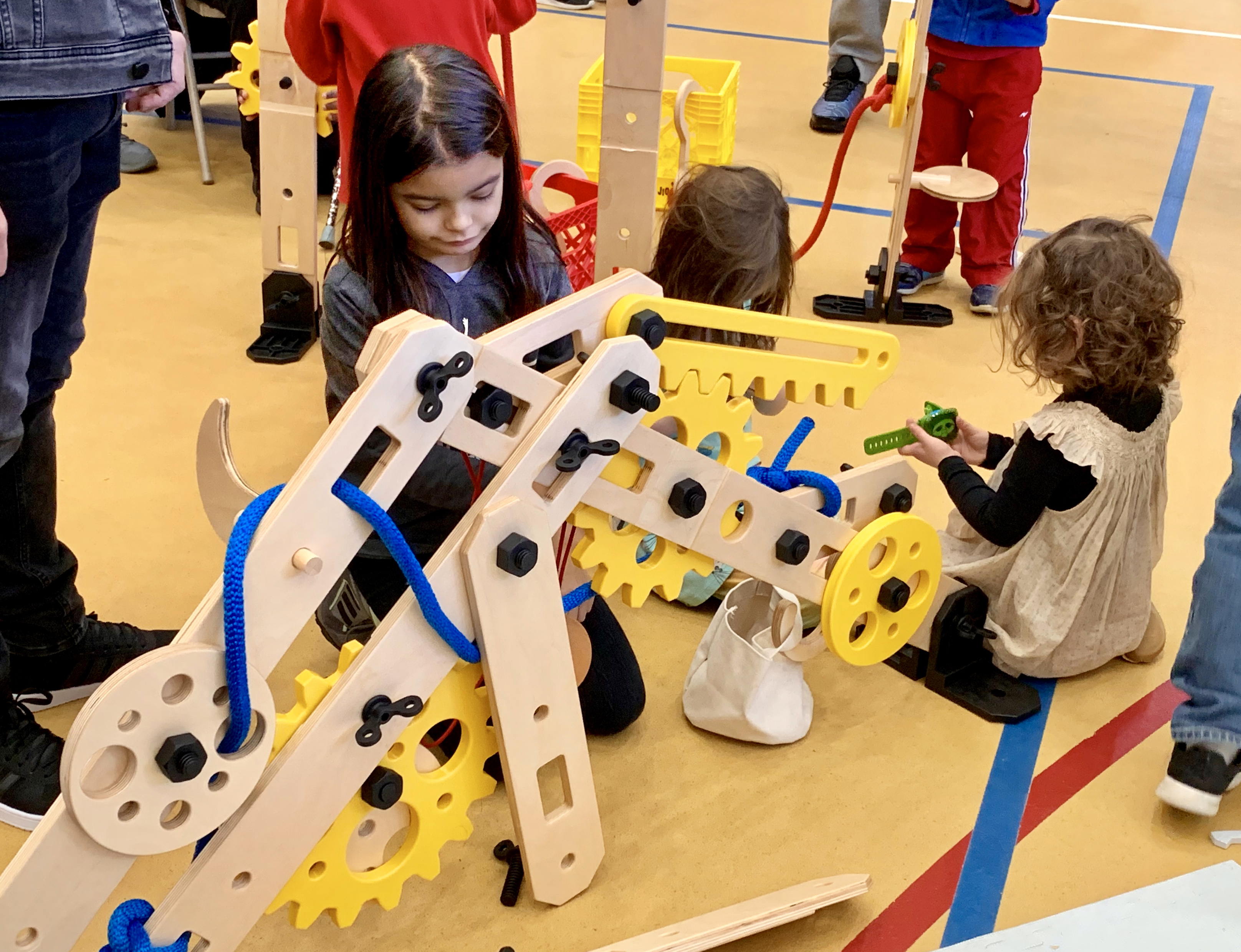 Kids learned mechanical principals working with oversized gears, pulleys and other machines courtesy of The GIANT Room. Photo: Mary Frost/Brooklyn Eagle