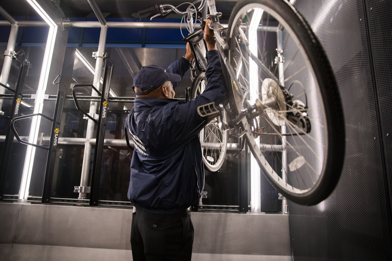 Borough President Eric Adams locks up his bike in the Oonee Pod. Photo: Paul Frangipane/Brooklyn Eagle