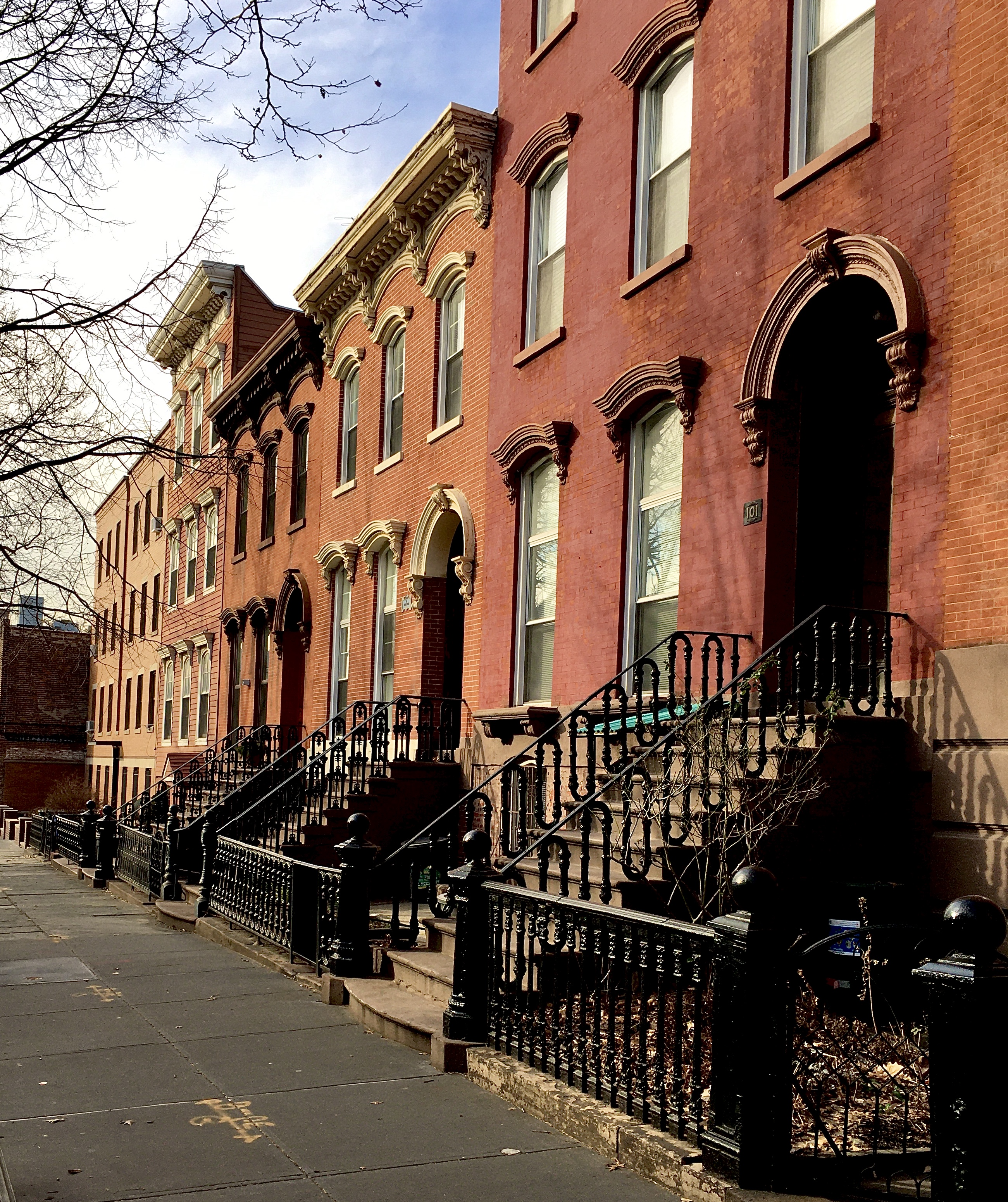 A shipwright named John A. Connolly built 99 and 101 Kent St., which are the two rowhouses at right. Photo: Lore Croghan/Brooklyn Eagle