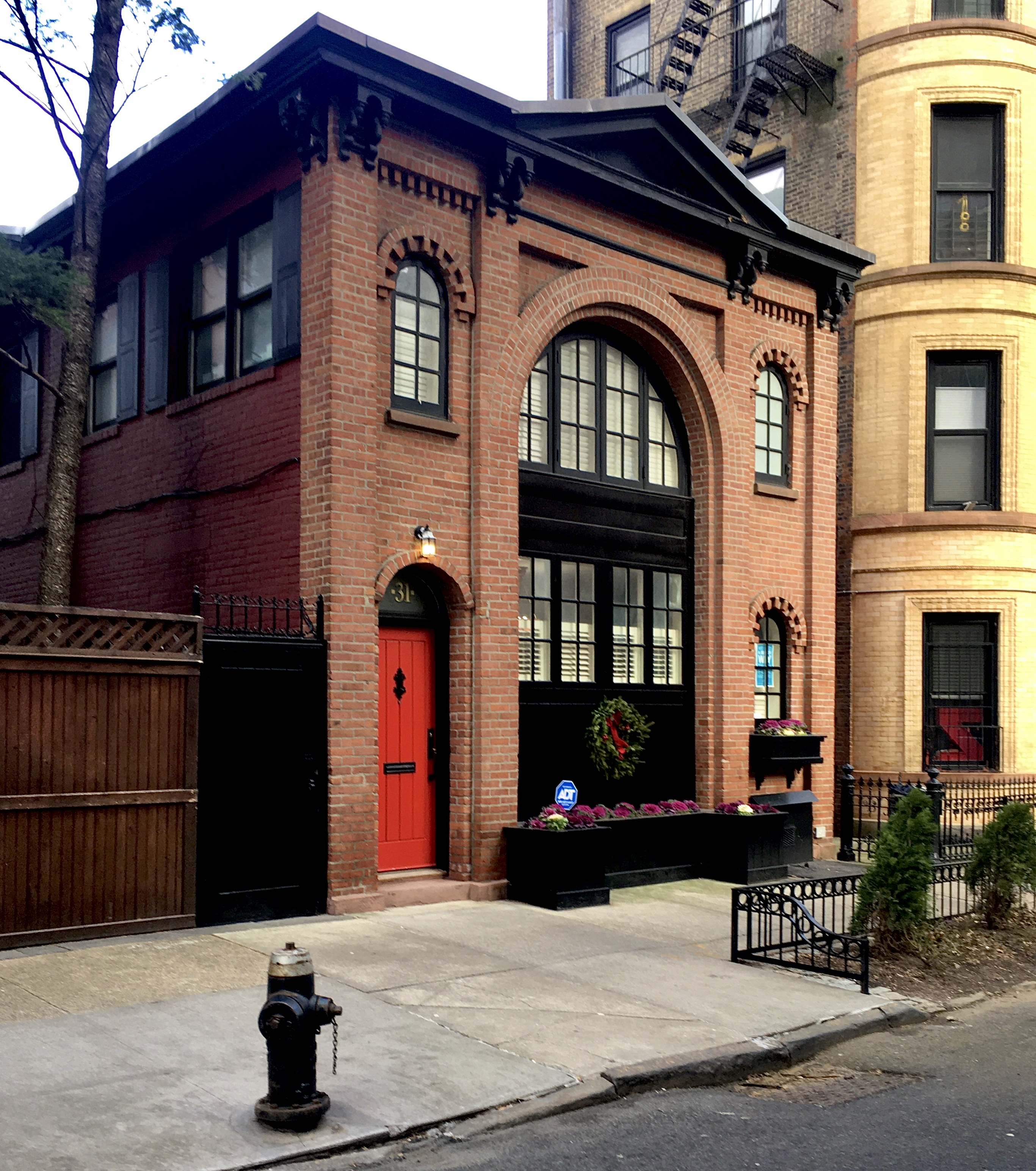 This eye-catching carriage house is 31 Pineapple St. Photo: Lore Croghan/Brooklyn Eagle