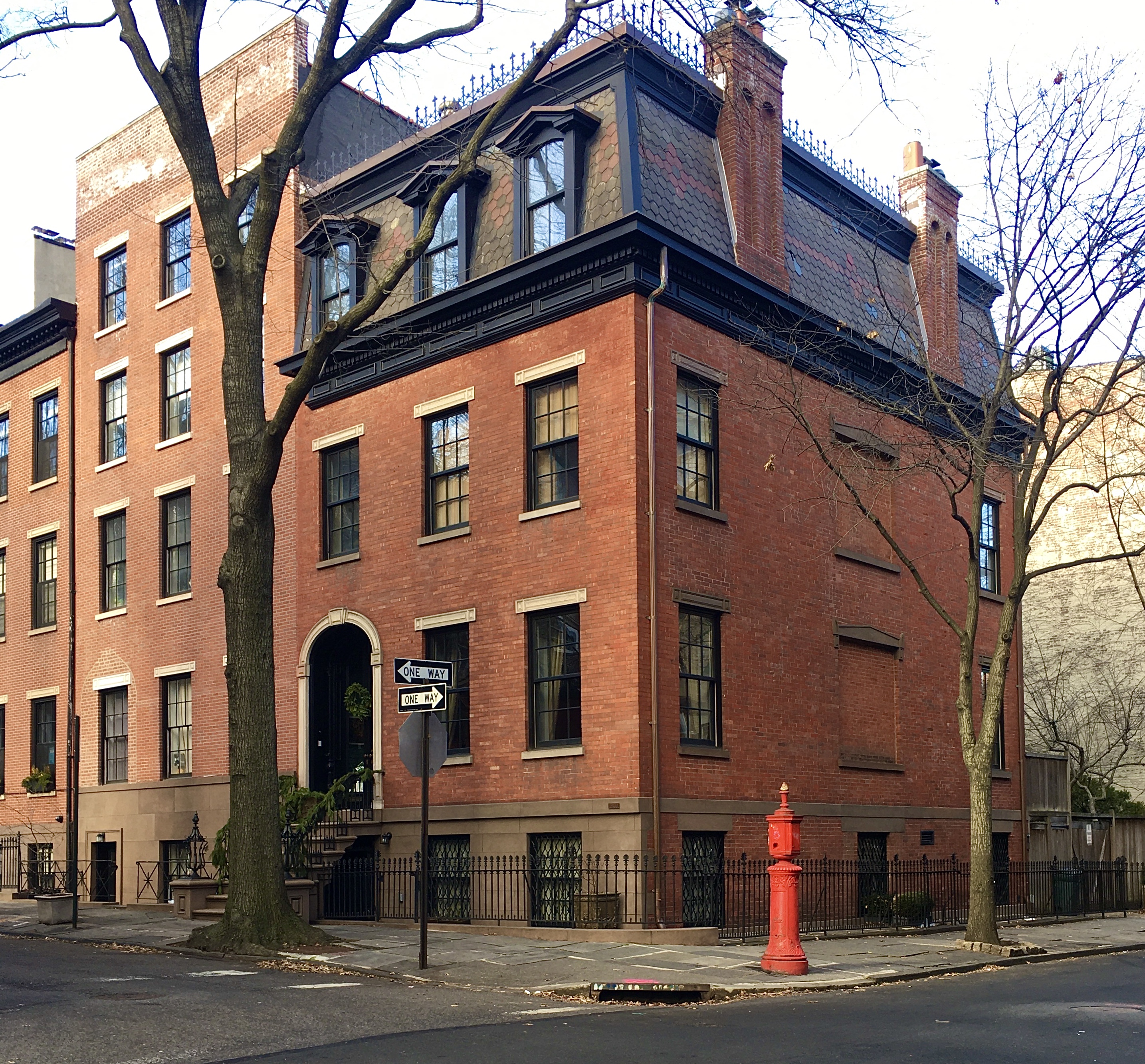 On the corner of Cranberry and Willow streets, you find the house where Cher lived in “Moonstruck.” Photo: Lore Croghan/Brooklyn Eagle