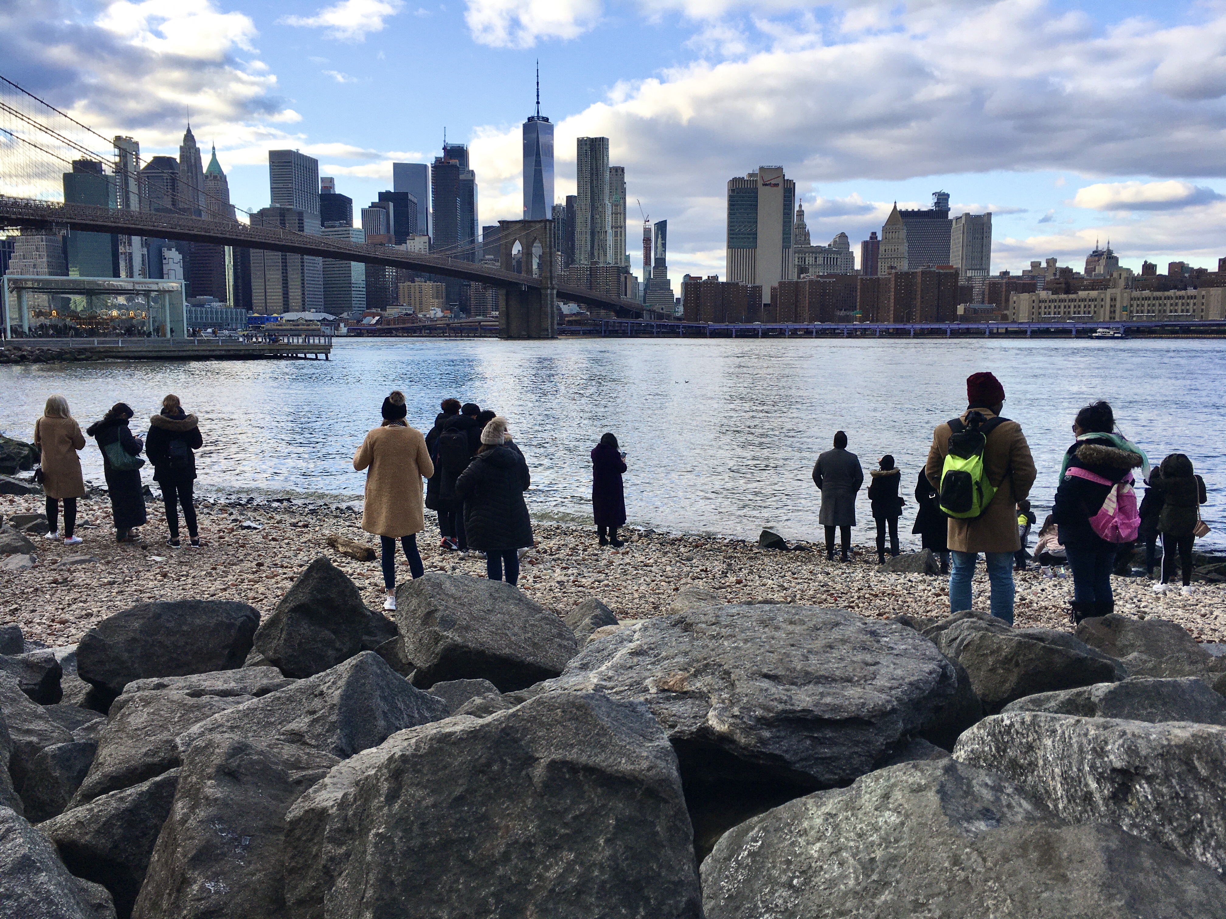 Brooklyn Bridge Park’s Pebble Beach is a popular gathering place. Photo: Lore Croghan/Brooklyn Eagle