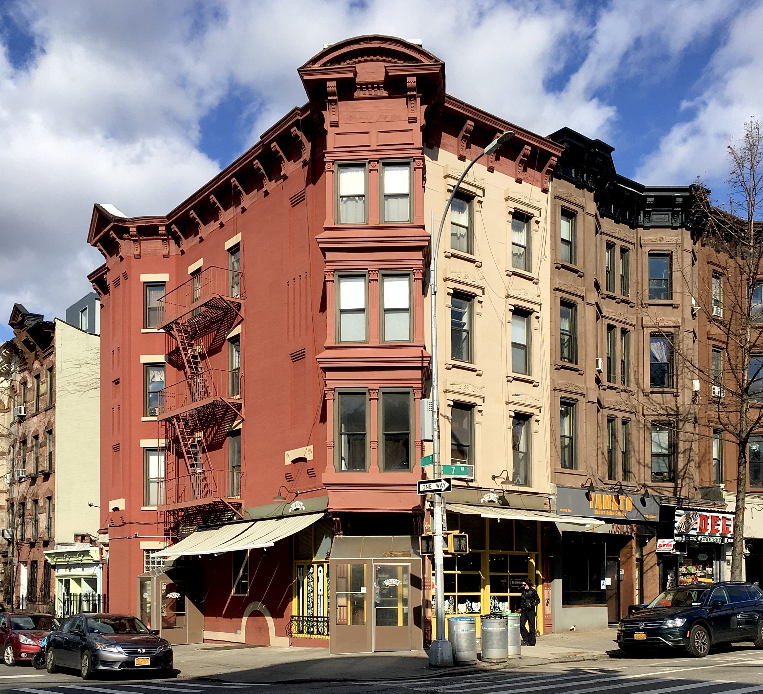 This flats building at 170 Seventh Ave. is so picturesque. Photo: Lore Croghan/Brooklyn Eagle