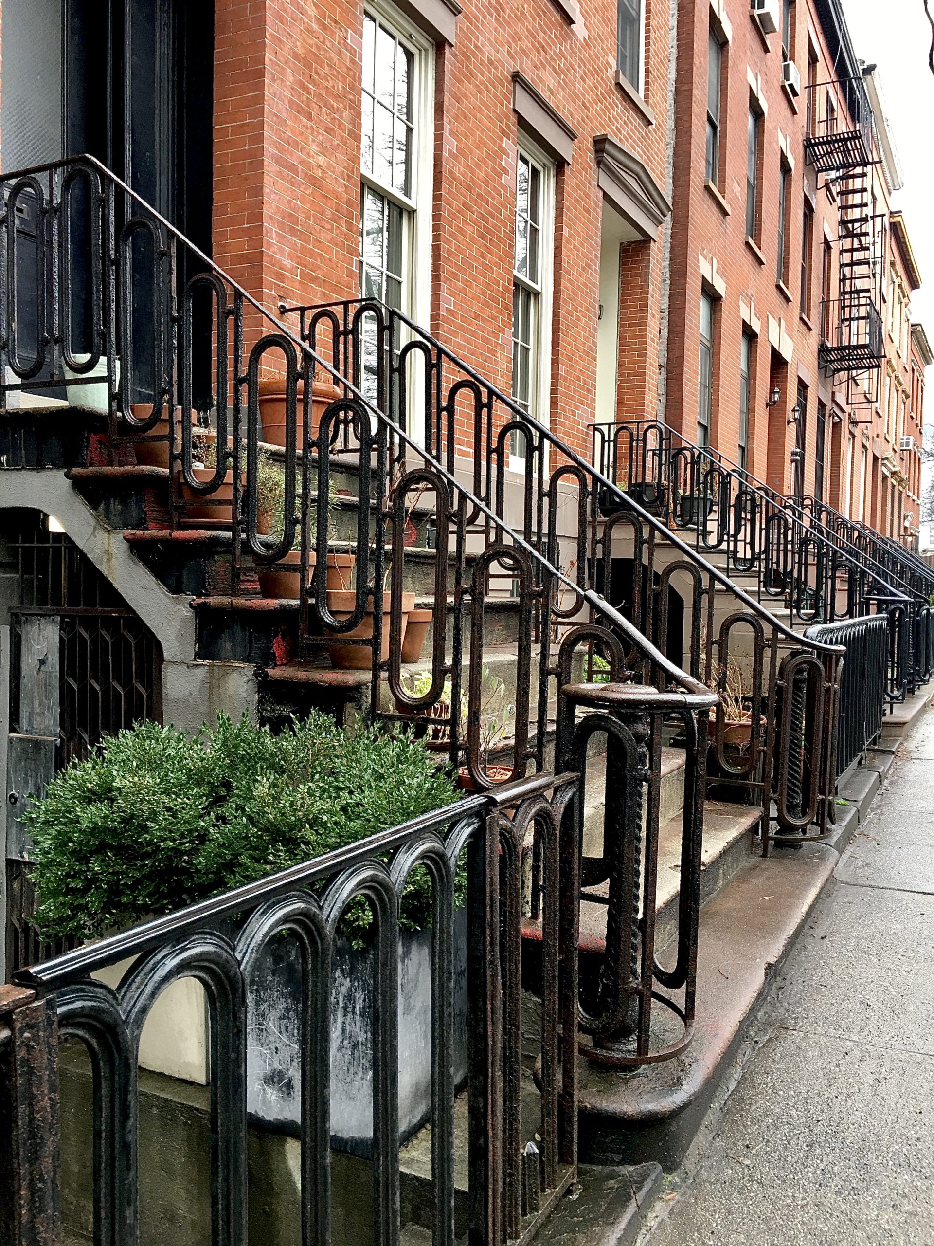 Landmarked rowhouses stand next to the 251 Front St. development site. Photo: Lore Croghan/Brooklyn Eagle