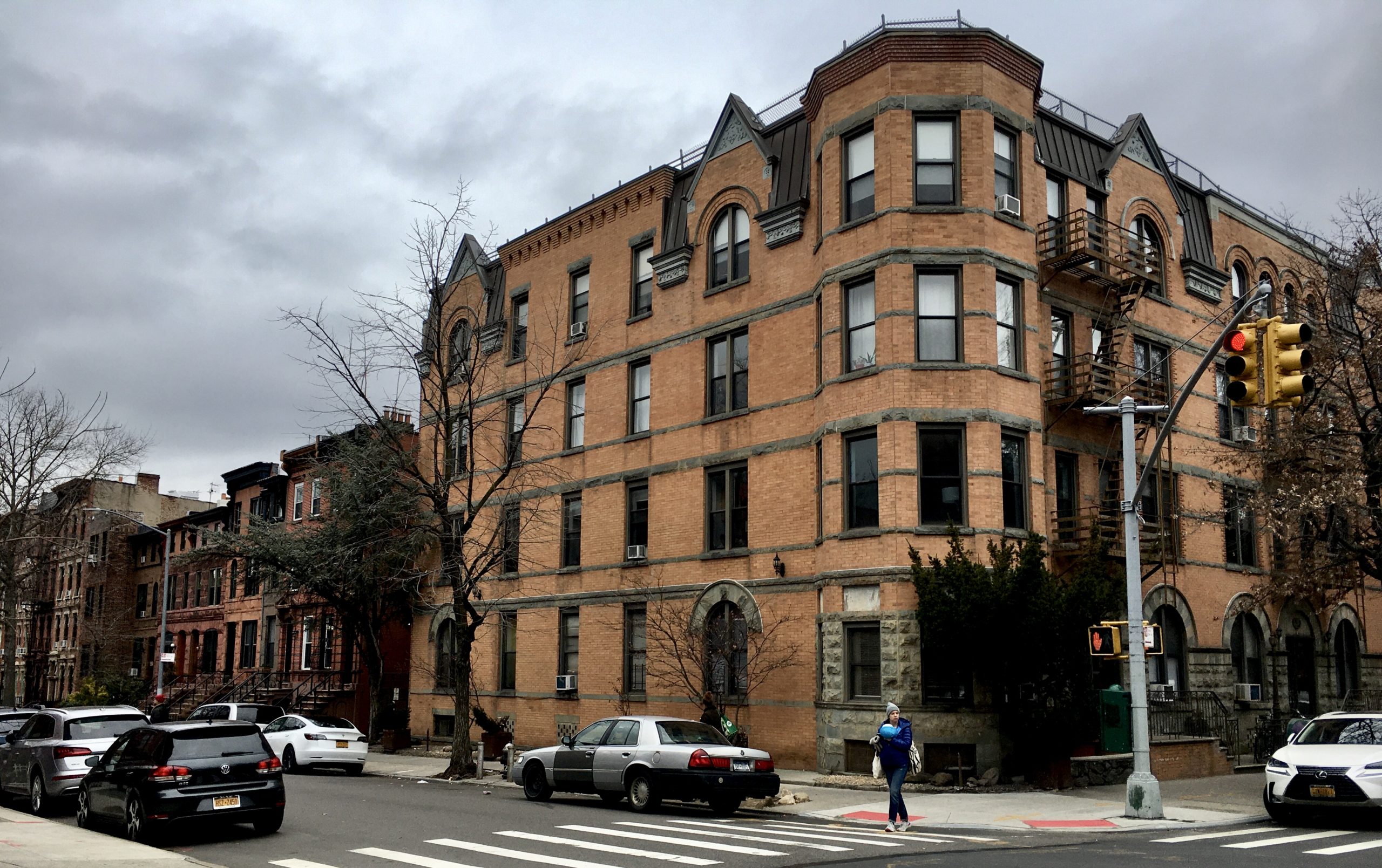 The corner apartment building is 218 Sixth Ave. with President Street rowhouses at left. Photo: Lore Croghan/Brooklyn Eagle