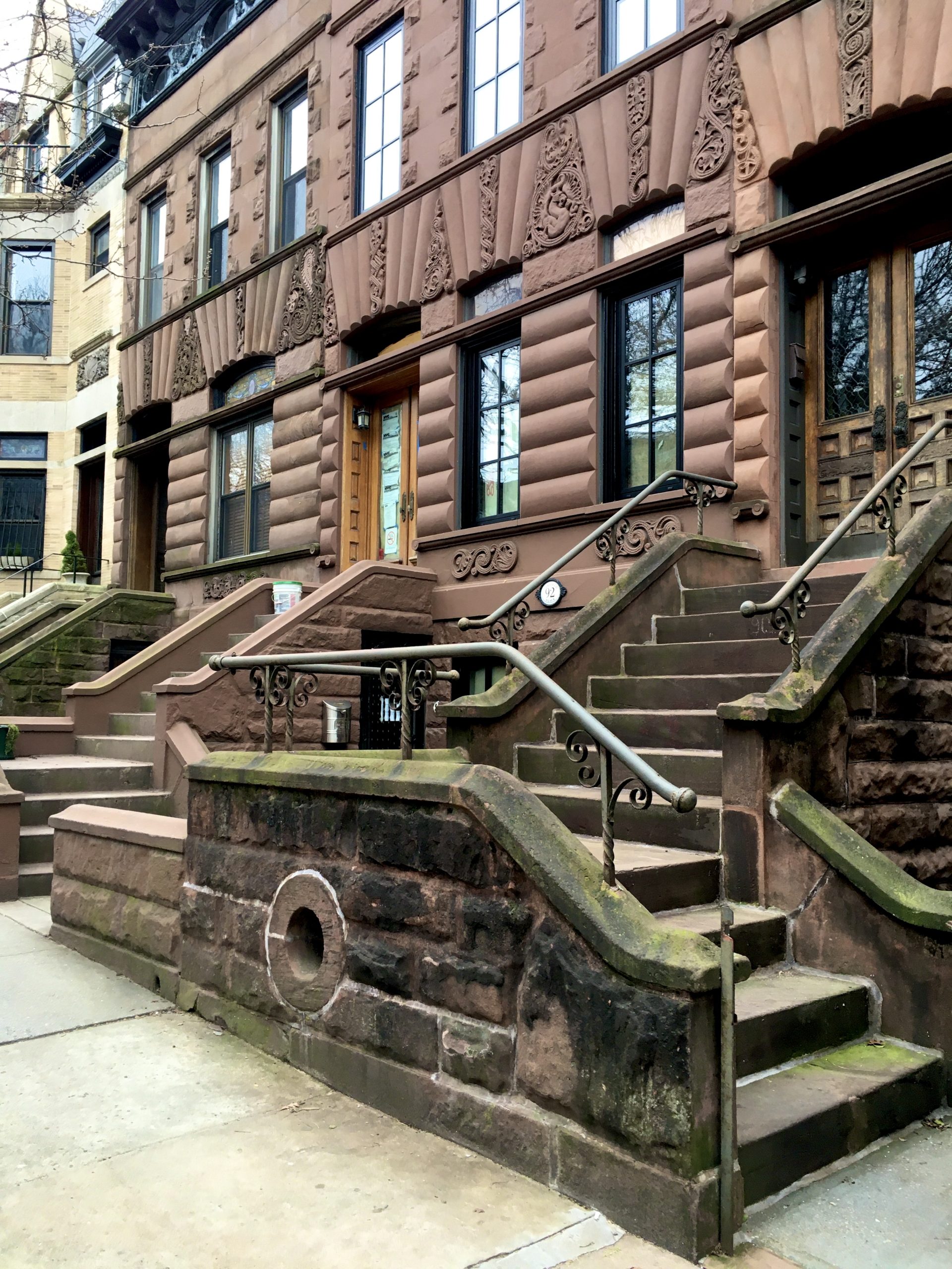Don’t these Garfield Place brownstone facades look like they’re made of Lincoln logs? Photo: Lore Croghan/Brooklyn Eagle