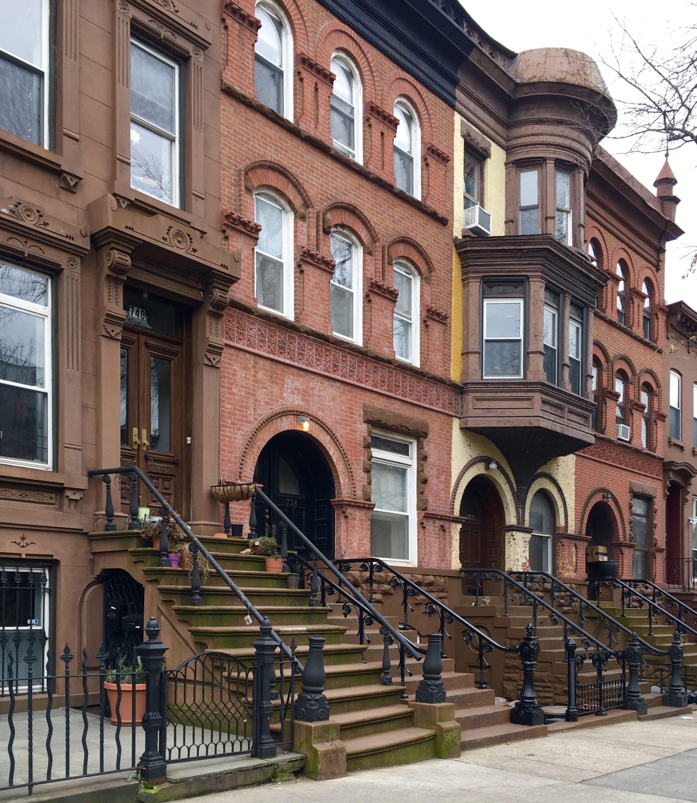 Old-fashioned charm shines forth from this row of residential buildings, which starts with 740 Union St. at left. Photo: Lore Croghan/Brooklyn Eagle
